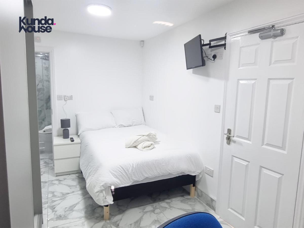 Elegant Ensuite Near City Centre - Kunda House Holiday home Birmingham