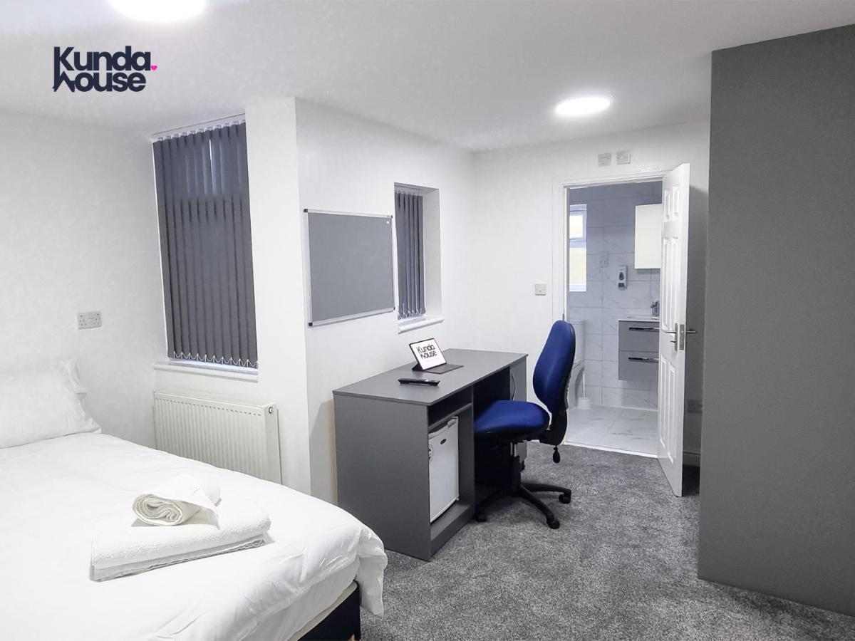Elegant Ensuite Near City Centre - Kunda House