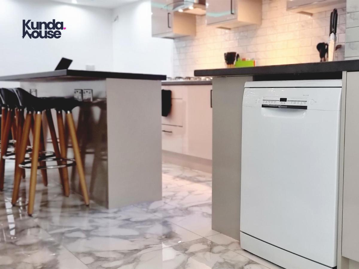 Elegant Ensuite Near City Centre - Kunda House Holiday home Birmingham
